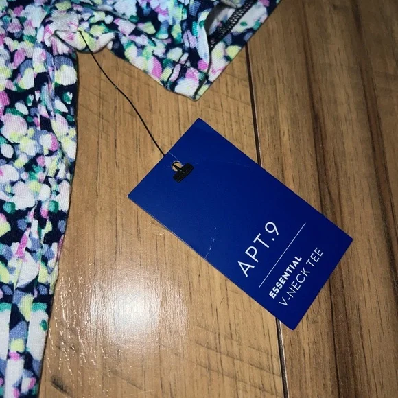 floral v-neck top - Picture 4 of 4